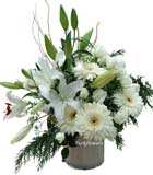 Beyaz lilyum , Beyaz g�l ve gelberalardan olu�an aranjman <br>Beyaz lilyum beyaz gelbera ve beyaz g�lerden olu�an cam vazo aranjman . Vazoda beyaz kum kullan�lm��t�r . Ortalama �r�n boyutlar� 40x50 cm